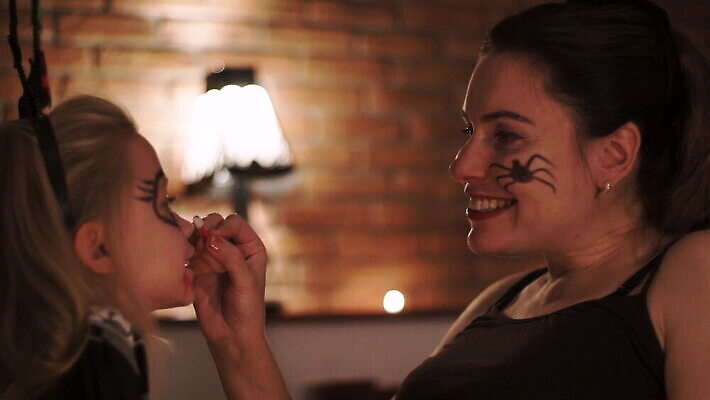 전통 라이프스타일 계절 여자 어린이 음식 2 신체 오렌지 가족 호박 주택 실내 사람 두명 노란색 파티 페인트 임산부 임신 할로윈 등불 아기 대접 예측 무서움 심볼 10월 돌봄 잭오랜턴 호러 MOV 해외동영상 클립영상 감정 컬러 컨셉 채소 과일 관계 모션 조명 이벤트 내부 건물 생활 날짜 공포 동영상 파일형식