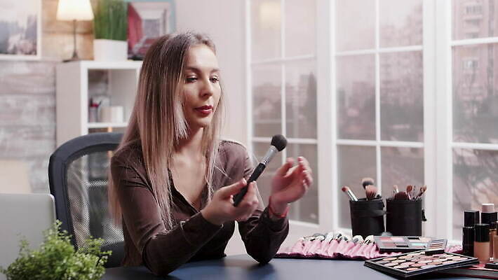 직업 라이프스타일 여자 얼굴 인터넷 비즈니스 주택 실내 미소 뷰티 유행 카메라 디지털 촬영 웹 화장품 장비 정보 업무 네트워크 방송 온라인 동영상 블로거 블로그 소셜 생존 스타일 크리에이터 1인미디어 4K MOV 해외동영상 클립영상 표정 사람 내부 건물 생활 신체부위 전자제품 작업 파일형식