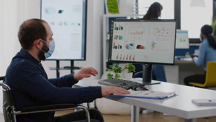 얼굴 회사 비즈니스 사업가 통계 노동자 직장 대화 가면 앉기 사람없음 금융 경제 컴퓨터 사무실 우주 자료 작업 작업실 보호 장애인 종업원 동료 확인 휠체어 경영자 창업 다민족 장애 소프트웨어 프로젝트 네트워킹 코로나바이러스 뉴노멀 4K MOV 해외동영상 클립영상 직업 컨셉 관계 모션 말하기 신체부위 전자제품 네트워크 바이러스 리더 자영업 동영상 파일형식