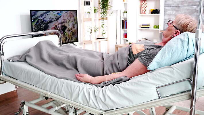 백인 직업 여자 행복 청진기 주택 건강 병원 대화 사람 앉기 성인 치료 약 건강관리 텔레비전 방 환자 간호사 의사 침대 잡기 질병 은퇴 간호 서비스 방문 병실 거짓말 돌봄 옛날 지원 채팅 치유 헬프 4K MOV 해외동영상 클립영상 서양인 감정 가구 의학 의료기기 모션 관리 말하기 건물 전자제품 의료진 도움 동영상 파일형식