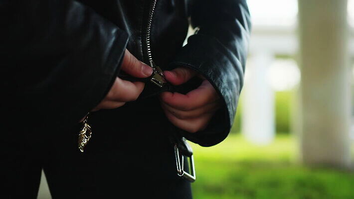 모델 응시 옷 여자 행복 산업 문화 얼굴 포즈 백그라운드 거리 한명 서기 사람 청춘 뷰티 섹시 유행 카메라 검은색 재킷 도시 닫기 가죽 지퍼 그런지 펑크 스타일 MOV 해외동영상 클립영상 1 시선 감정 컬러 컨셉 모션 신체부위 전자제품 외투 동영상 파일형식