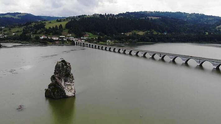 나무 공공시설 도로 길 호수 여행 건축양식 교통시설 자국 자연 하늘 휴가 산 풍경 사람없음 야외 건물 목재 초록색 물 여름 파란색 강 환경 계곡 봄 바위 고속도로 숲 언덕 장면 내추럴 항공촬영 건너기 구름다리 방법 조감도 4K MP4 해외동영상 클립영상 자연요소 식물 건축물 계절 건축 뷰포인트 컬러 교통 재료 모션 다리 시설 생태계 동영상 가교 파일형식