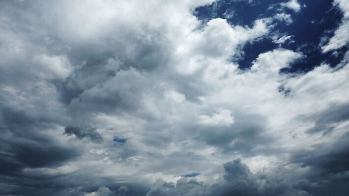 구름 컬러 백그라운드 자연 하늘 날씨 풍경 사람없음 야외 가로 여름 파란색 빛 햇빛 태양 우주 환경 흰색 전원 분위기 장면 천국 솜털 스카이라인 내추럴 오존 적란운 천창 유일 4K 타임랩스 MOV 해외동영상 클립영상 자연요소 계절 컨셉 촬영기법 전기에너지 생태계 동영상 파일형식 구름_자연