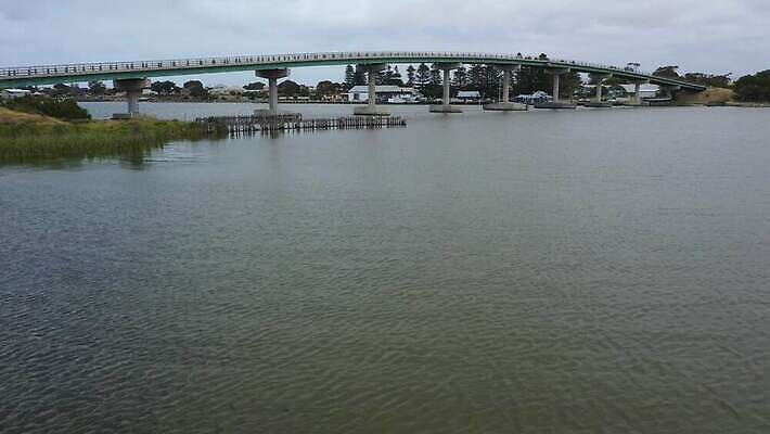 나무 구름 도로 바다 여행 잎 자동차 자연 하늘 주택 안테나 사람없음 건물 초록색 물 파란색 강 반사 환경 회색 도시 호주 오솔길 타운 드론 잔물결 주입구 4K MP4 해외동영상 클립영상 자연요소 식물 건축물 길 물결 육상교통 컬러 통신 교통시설 오세아니아 생태계 동영상 파일형식