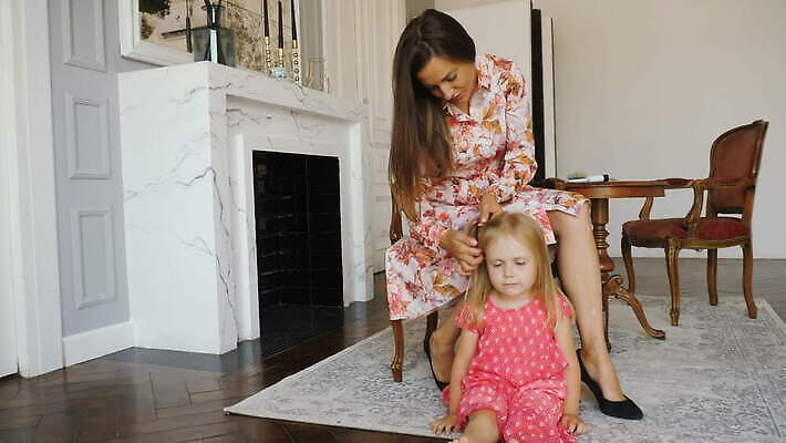 백인 라이프스타일 헤어스타일 여자 딸 행복 어린이 2 가족 관계 엄마 주택 함께함 사랑 미소 사람 성인 두명 귀여움 방 흰색 미용사 돌봄 엮은 장식술 4K MOV 해외동영상 클립영상 서양인 직업 감정 컬러 컨셉 모션 표정 건물 생활 장식 동영상 파일형식