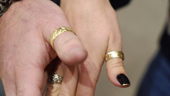 백인 결혼 장신구 손가락 신혼부부 결혼식 사랑 귀여움 금속 흰색 축하 반지 황금 은색 큼 보석 다이아몬드 약혼 제안 MOV 해외동영상 클립영상 서양인 손 부부 감정 컬러 컨셉 재질 이벤트 크기 광석 약속 신혼 동영상 파일형식