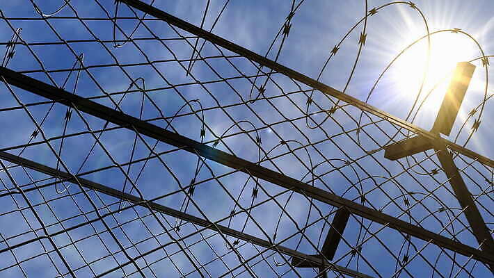 백그라운드 하늘 안전 사람없음 울타리 컴퓨터 3D 맑음 자유 범죄 교도소 감옥 보안 철사 철조망 애니메이션 공정 감싸기 고문 우울증 죄수 4K HD MOV 해외동영상 클립영상 컨셉 모션 날씨 전자제품 담장 질병 디지털합성 동영상 파일형식