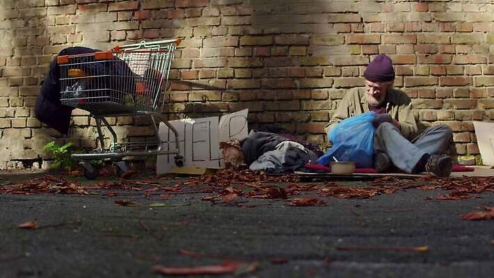 공원 가방 거리 주택 돌담 한명 사람 앉기 야외 추위 코트 가을 도시 좌절 쓰레기 가난 버리기 문제 중독 판지 거지 구걸 노숙자 우울증 헬프 자선단체 4K MP4 해외동영상 클립영상 1 잡화 계절 공공시설 감정 컨셉 모션 건물 담장 외투 돌_바위 도움 그룹 질병 동영상 자선 파일형식