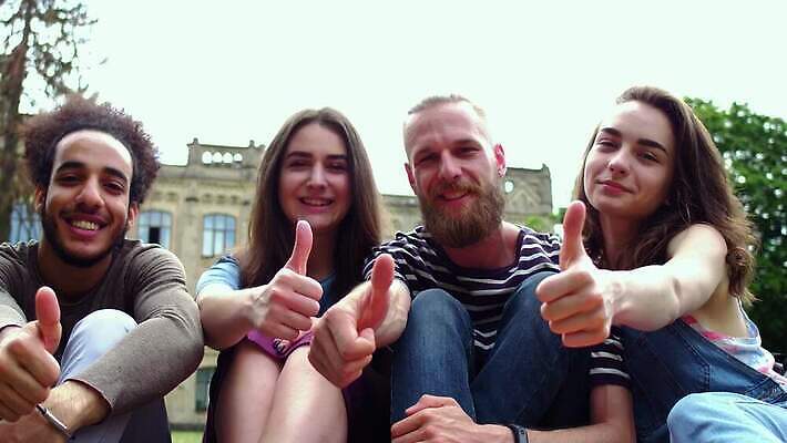 학생 라이프스타일 공원 남자 휴식 함께함 관리 미소 사람 앉기 소년 여러명 20대 야외 스터디 청춘 정원 공책 우정 잡기 그룹 대학교 보여주기 다민족 4K MP4 해외동영상 클립영상 공공시설 어린이 다수 컨셉 학교 모션 문구용품 표정 청년 생활 친구 학습 동영상 파일형식