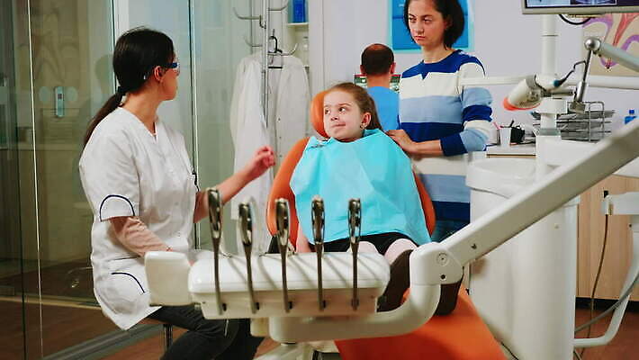 직업 어린이 엄마 엑스레이 건강 치과 병원 말하기 대화 설명 사무실 약 장비 시험 환자 간호사 의사 도구 기다림 치아 준비 치과의사 예방 약속 방문 틀니 치아교정 치통 4K 구강학 MOV 해외동영상 클립영상 교육 비즈니스 의학 가족 모션 사람 의료진 소화기관 질병 교정 동영상 파일형식