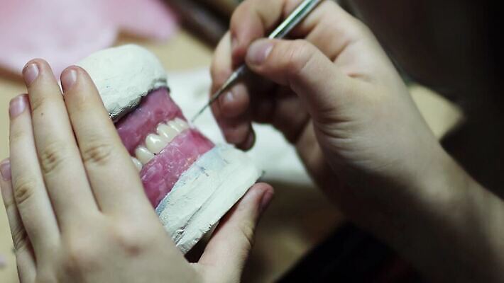 모델 컬러 백그라운드 컨셉 왕관 건강 치과 병원 미소 사람 치료 약 장비 환자 의사 흰색 붓 도자기 입 실험실 치아 치과의사 턱 토막 틀니 거짓 돌봄 백자 보철 인공 잇몸 치아교정 4K 구강학 MP4 해외동영상 클립영상 신체 의학 모션 표정 실험 신체부위 의료진 소화기관 교정 동영상 파일형식