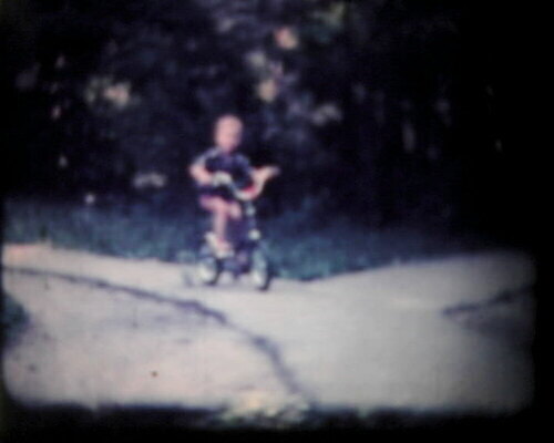 공원 어린이 가족 놀이 이야기 웃음 소년 사람없음 빨간색 파란색 자전거 산책 수확 게임 역사 영화관 필름 향수 복고 러시아 청록색 먼지 공산주의 땅바닥 모스크바 세피아 소련 옛날 스타일 MOV 해외동영상 클립영상 공공시설 남자 유럽 컬러 농업 관계 휴식 바닥 촬영기법 표정 사람 바이크 화장품 극장 동영상 파일형식