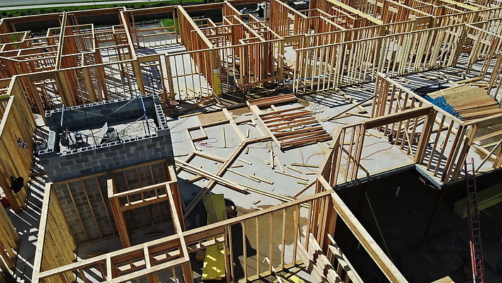 외관 산업 벽 캐나다 건축양식 지붕 새로움 아파트 주택 프레임 건설업 사람없음 내부 건물 목재 빛 미국 건설현장 수리 널 아래 뼈대 잡동사니 복원 설치 수목 합판 4K MOV 해외동영상 클립영상 나무 건축물 건축 컨셉 북아메리카 재료 방향 위치 동영상 파일형식