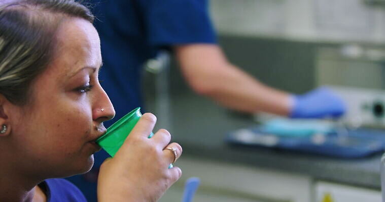 백인 여자 영국 잉글랜드 실내 한명 사람 성인 두명 30대 건강관리 환자 씻기 청소 싱크대 치과의사 테이크아웃컵 서식스 4K MOV 해외동영상 클립영상 서양인 1 유럽 의학 건강 관리 내부 컵 장년 청결 의사 개수대 동영상 파일형식