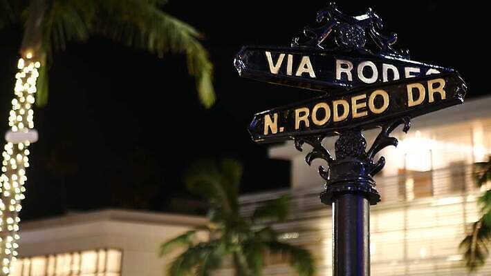 외관 옷 도로 상징 여행 컨셉 돈 성공 거리 사람없음 여름 쇼핑 유행 라벨 미국 운전 도시 화려 재산 고급 닫기 도심 구매 교차로 심볼 묘사 사인 상업 캘리포니아 로데오 할리우드 로스앤젤레스 VIP 랜드마크 부티크 4K MP4 해외동영상 클립영상 계절 길 북아메리카 교통시설 모션 프레임 금융 동영상 파일형식