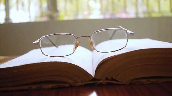 종이 안경 텍스트 창문 휴가 휴식 아이디어 건강 사람없음 책 여름 금융 빛 학습 독서 준비 문서 심플 문학 페이지 사전 일요일 정물화 정보매체 카피스페이스 결석 MOV 해외동영상 클립영상 잡화 계절 교육 컨셉 경제 공백 그림 요일 동영상 파일형식