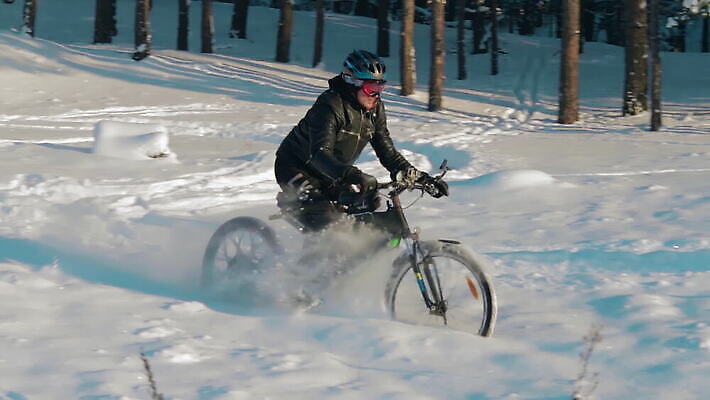 남자 스포츠 겨울 모션 한명 야외 자전거 운전 에너지 승차 숲 헬멧 라이더 바이크레이서 산악자전거 MOV 해외동영상 클립영상 1 계절 사람 바이크 보호장비 동영상 파일형식