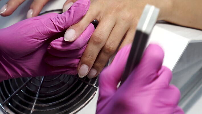 백인 직업 라이프스타일 손 여자 장갑 손가락 실내 사람 뷰티 유행 상점 화장품 기구 공구 작업 못 닫기 손톱관리 손톱 미용사 청소 고객 피부 서비스 준비 파일 닦기 주인 순서 돌봄 방법 업그레이드 위생관리 4K MOV 해외동영상 클립영상 서양인 잡화 모션 관리 내부 생활 신체부위 도구 네일아트 동영상 파일형식