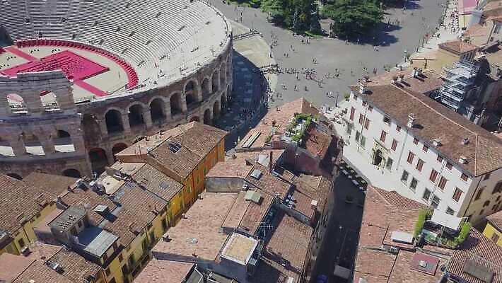 여행 백그라운드 지붕 파노라마 미술 사람없음 옆모습 가로 탑 경기장 이탈리아 콘서트 수확 골동품 발코니 원형 성 중세 역사 재산 옥상 극장 정사각형 광장 슛 장면 지역 궤도 기념물 원형경기장 천연기념물 드론 로마인 베로나 보호구역 옛날 오페라 원형극장 파멸 4K MOV 해외동영상 클립영상 도형 건축물 유럽 뷰포인트 컨셉 농업 스포츠시설 문화예술 촬영기법 인종 금융 공연 동영상 구역 파일형식 소멸