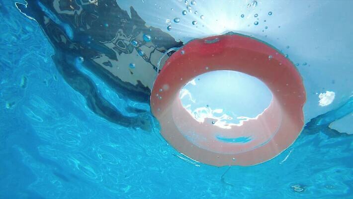 밧줄 여행 백그라운드 오렌지 휴가 경비 안전 사람없음 빨간색 물 파란색 햇빛 태양 수중 수영 장비 벨트 긴급 반지 도움 원형 구출 보호 위험 당구 휴양지 보안 부표 구명용품 안전요원 헬프 4K MP4 해외동영상 슬로모션 클립영상 자연요소 도형 잡화 줄 컬러 컨셉 과일 장신구 촬영기법 구기 장소 수상스포츠 안전장비 동영상 파일형식