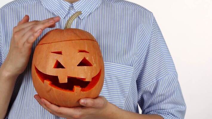 전통 라이프스타일 계절 여자 행복 감정 얼굴 장난 호박 휴가 기념 실내 한명 빨간색 반려동물 파티 유행 희망 할로윈 표현 대접 신비 무서움 기적 마녀 주말 마법 잭 목각 10월 고립 잭오랜턴 스타일 4K MOV 해외동영상 클립영상 동물 1 컬러 컨셉 채소 사람 이벤트 내부 생활 신체부위 날짜 동영상 파일형식