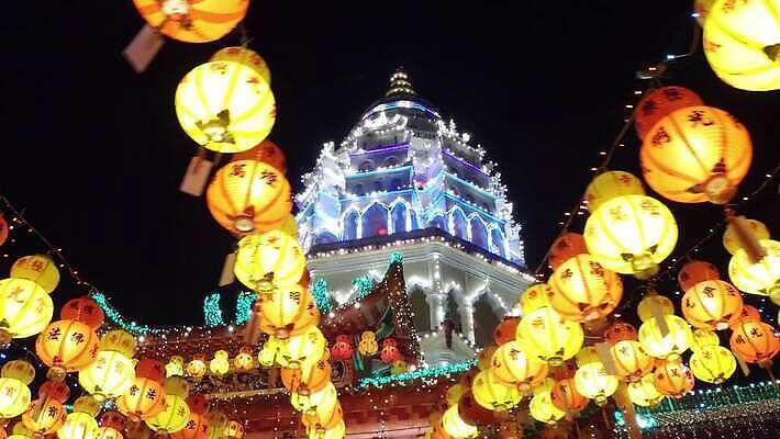 전통 아시아 종교 문화 여행 백그라운드 불교 건축양식 휴가 새해 인종 건물 빨간색 빛 컬러풀 노란색 평화 탑 축제 기쁨 기도 등불 최고 사찰 야간 말레이시아 관심 랜드마크 옛날 4K 페낭 MOV 해외동영상 클립영상 자연요소 건축물 건축 감정 나라 컬러 컨셉 종교건축 조명 사람 동영상 파일형식