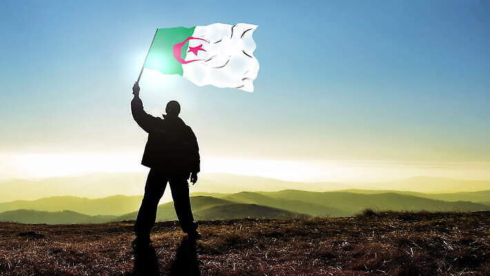 실루엣 파도 백그라운드 컨셉 산 한명 서기 사람 야외 파란색 힘 수확 깃발 잡기 고리 정상 심볼 언덕 긍정 애국심 발견 독립 승자 알제리 필승 자극 4K MOV 해외동영상 클립영상 1 바다 컬러 농업 모션 아프리카 촬영기법 우승 동영상 파일형식