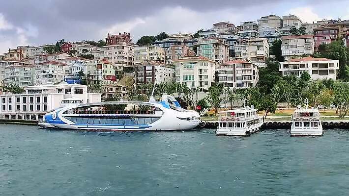 유럽 바다 여행 요트 교통시설 하늘 휴가 이스탄불 항해 사람없음 건물 물 여름 파란색 도시풍경 항구 도시 보트 고급 함선 승객 포트 동쪽 칠면조 보스포루스 MP4 튀르키예 해외동영상 슬로모션 클립영상 자연요소 건축물 계절 나라 아시아 컬러 교통 컨셉 배_교통 조류 촬영기법 풍경 방향 시설 동영상 파일형식