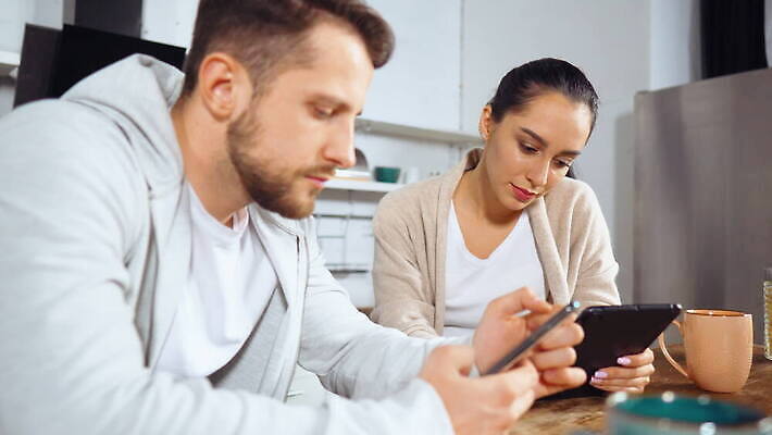 백인 라이프스타일 커플 커피 인터넷 통신 가족 아침 주택 함께함 기술 미소 앉기 두명 일상 금융 쇼핑 알약 유행 주방 스크린 타이핑 신선 네트워크 뉴스 닫기 토론 무선전화기 온라인 소셜 소셜네트워크 터치스크린 네트워킹 4K MOV 해외동영상 클립영상 주간 서양인 음료 컨셉 관계 모션 표정 사람 건물 라이프 생활 경제 약 전화기 동영상 파일형식