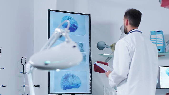 남자 과학 미래 엑스레이 건강 병원 실험 성인 학습 컴퓨터 사무실 약 머리 3D 스크린 방 장비 시험 환자 의사 실험실 DNA 뇌 애니메이션 암 방사선 스캔 종양 4K MOV 해외동영상 클립영상 교육 컨셉 비즈니스 의학 사람 신체부위 전자제품 의료진 질병 생명공학 디지털합성 동영상 파일형식