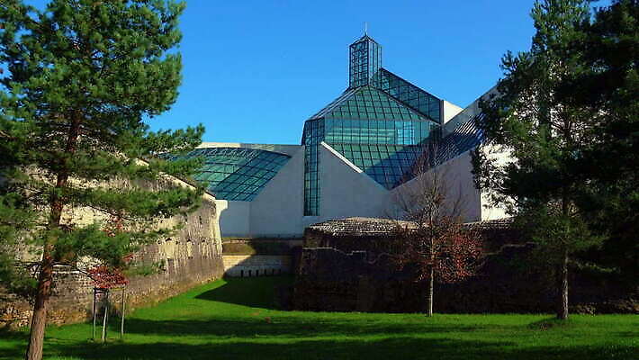 나무 건축양식 하늘 잔디 사람없음 야외 건물 성 역사 박물관 땅바닥 룩셈부르크 4K 락다운 MOV 해외동영상 클립영상 식물 건축물 건축 바닥 동영상 서유럽 파일형식