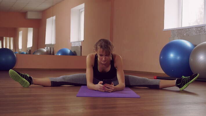 라이프스타일 스포츠 인터넷 신체 통신 모바일 세포 실내 건강 한명 20대 성인 스마트폰 핸드폰 디지털 스크린 스트레칭 터치 잡기 메시지 중앙 어플리케이션 무선전화기 날씬함 스마트 연습 클럽 체육관 다리찢기 늘이기 돌봄 소셜 소셜미디어 채팅 터치스크린 혼자 셀룰러 4K MOV 해외동영상 클립영상 1 컨셉 모션 사람 청년 내부 생활 전자제품 스마트기기 운동 전화기 몸매 동영상 파일형식