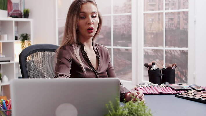 직업 라이프스타일 여자 얼굴 인터넷 비즈니스 주택 실내 미소 뷰티 유행 카메라 디지털 촬영 웹 화장품 장비 정보 업무 방송 온라인 동영상 블로거 블로그 소셜 생존 스타일 크리에이터 1인미디어 4K MOV 해외동영상 클립영상 표정 사람 내부 건물 생활 신체부위 전자제품 작업 파일형식