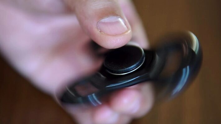 손 어린이 백그라운드 손가락 놀이 휴식 스트레스 취미 사람없음 장난감 에너지 게임 흰색 반지 원형 시원함 플라스틱 오브젝트 회전 롤러 고립 때리기 베어링 엘리먼트 인기 철강 벡터 4K MP4 해외동영상 클립영상 도형 컬러 컨셉 장신구 모션 재질 사람 신체부위 동영상 파일형식