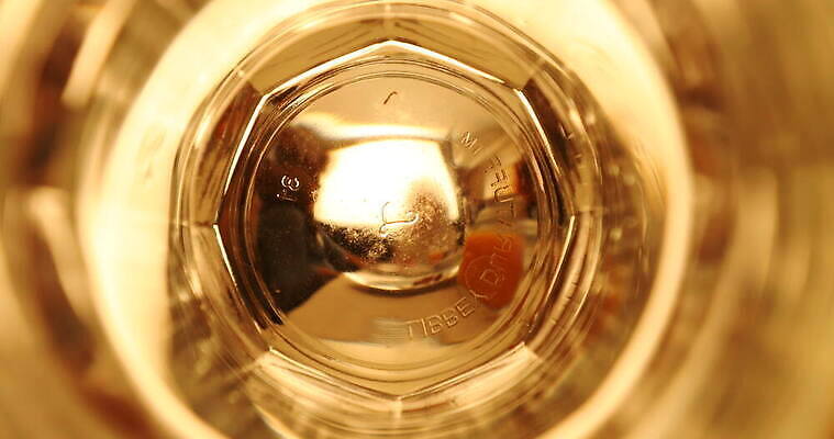 디자인 컬러 백그라운드 패턴 유리 추상 조명 미술 사람없음 장식 물 뷰티 반사 노란색 디지털 젖음 추위 황금 닫기 소프트포커스 브레이크 크리스탈 빗방울 질감 다이아몬드 유리그릇 블러 블러효과 새기다 인공 비어있는 4K MOV 해외동영상 클립영상 자연요소 그릇 무늬 모션 재질 문화예술 촬영기법 비_날씨 광석 보석 동영상 파일형식 효과