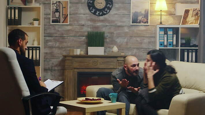 백인 직업 커플 여자 남자 지도 가족 관계 결혼식 남편 스트레스 대화 사람 앉기 성인 소파 사무실 외침 모임 분노 아내 충돌 상담 싸움 문제 곤란 정신과의사 치료사 헬프 심리치료 4K MOV 해외동영상 클립영상 서양인 감정 결혼 의자 비즈니스 모션 말하기 치료 소리 의사 도움 동영상 심리 파일형식