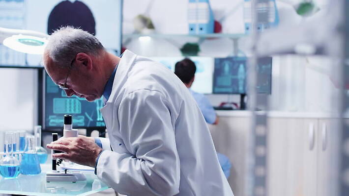 직업 여자 남자 산업 과학 건강 현미경 실험 사람 사람없음 스터디 컴퓨터 약 스크린 장비 의사 코트 업무 작업 그룹 센터 실험실 연구원 과학자 분석 시설 생물학 튜브 공학 발견 조제 개발 돌봄 백신 유전 화학자 4K MOV 해외동영상 클립영상 교육 컨셉 의학 모션 실험기구 전자제품 학습 외투 의료진 만들기 동영상 학자 파일형식