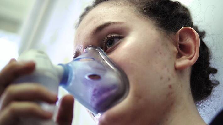 여자 어린이 건강 병원 가면 한명 사람 동양인 약 외침 고통 환자 의사 대접 도움 호흡 질병 문제 알레르기 소아과의사 에어로졸 염증 인플루엔자 천식 헬프 4K MP4 해외동영상 클립영상 1 감정 컨셉 의학 인종 소리 의료진 바이러스 동영상 파일형식