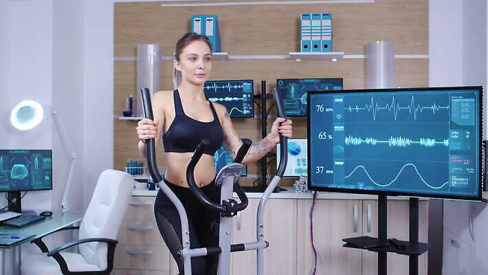 직업 과학 건강 병원 운동복 컴퓨터 달리기 운동 약 건강관리 스크린 모니터 장비 에너지 체험 센터 실험실 연습 측정 시설 하이테크 격려 달리기선수 4K MOV 해외동영상 클립영상 옷 감정 컨셉 의학 모션 기술 실험 관리 전자제품 육상선수 동영상 파일형식