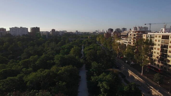 공원 유럽 도로 자동차 거리 주택 안테나 사람없음 건물 초록색 도시풍경 도시 고속도로 스페인 항공촬영 드론 발렌시아 4K MOV 해외동영상 클립영상 건축물 공공시설 나라 길 육상교통 뷰포인트 컬러 통신 교통시설 풍경 동영상 파일형식