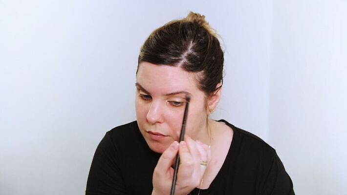 백인 모델 직업 응시 여자 얼굴 백그라운드 한명 사람 성인 뷰티 유행 카메라 화장품 거울 흰색 붓 화려 우아함 가루 눈썹 속눈썹 볼터치 피부 입술 마스카라 윤곽 예술가 아이섀도 내추럴 넣기 방법 아이라이너 연지 스타일 신청 MOV 해외동영상 클립영상 서양인 1 시선 컬러 컨셉 모션 신체부위 전자제품 화장 동영상 파일형식