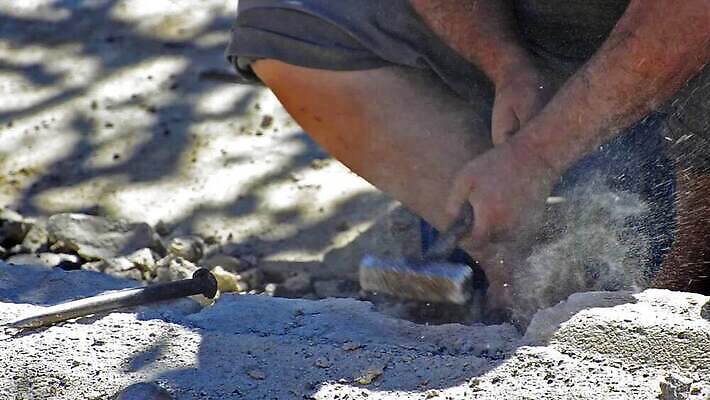 백인 건축물 얼굴 조각 포즈 컨셉 모션 추상 벽돌 아이디어 미술 목재 힘 손상 에너지 바위 흰색 선택 망치 속도 무거움 느림 장인 격파 골절 깨짐 조각가 취급주의 콘크리트 MOV 해외동영상 클립영상 서양인 나무 건축 컬러 무늬 재료 의학 문화예술 경고 신체부위 돌_바위 공구 무게 동영상 파일형식
