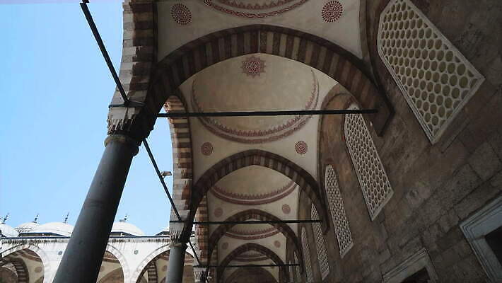 종교 여행 건축양식 하늘 이스탄불 사람 사람없음 파란색 성당 여행객 걷기 맑음 산책 기둥 사찰 역사 재산 중앙 이슬람교 천장 아치 박물관 모스크 신성 칠면조 천연기념물 랜드마크 바실리카 법정 안뜰 옛날 4K MOV 튀르키예 해외동영상 클립영상 건축 아시아 컬러 종교건축 모션 조류 날씨 휴식 금융 동영상 파일형식