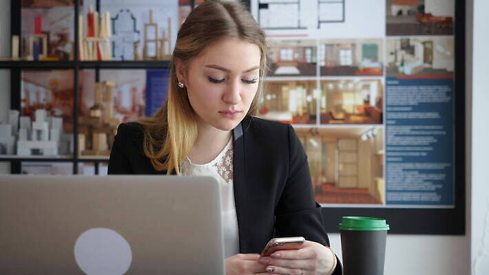 백인 직업 컨셉 비즈니스 모바일 노동자 직장 한명 사람 앉기 성인 스마트폰 핸드폰 컴퓨터 사무실 타이핑 업무 비즈니스우먼 네트워크 메시지 디자이너 전화기 집중 바쁨 문자메시지 소셜 4K MOV 해외동영상 클립영상 서양인 1 여자 회사 모션 전자제품 스마트기기 작업 직장인 동영상 파일형식