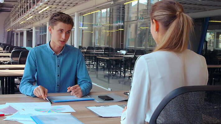 백인 직업 남자 회사 비즈니스 사업가 통신 성공 설계 노동자 직장 말하기 대화 협상 설명 사람 성인 두명 노트북 거래 작업 비즈니스맨 비즈니스우먼 네트워크 그룹 고객 스마트 계약 경영자 창업 프로젝트 콜라보레이션 선두 4K MOV 해외동영상 클립영상 서양인 여자 컨셉 모션 전자제품 직장인 리더 자영업 동영상 파일형식