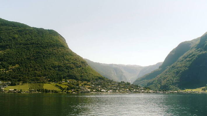 주간 나무 여행 자연 산 노르웨이 사람없음 파란색 강 마을 계곡 펼침 도시 보트 숲 언덕 북쪽 타운 스카이라인 타이틀 스칸디나비아 피오르 4K MOV 해외동영상 클립영상 자연요소 식물 유럽 컬러 배_교통 모션 방향 생태계 지형 동영상 파일형식