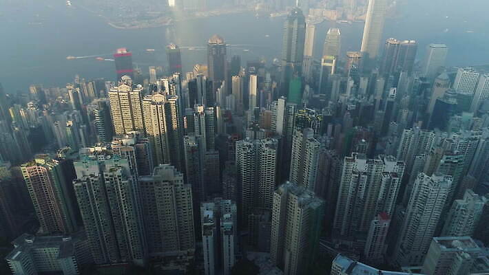 아시아 여행 비즈니스 건축양식 하늘 안테나 사람없음 건물 도시풍경 사무실 항구 맑음 고층빌딩 중국 일몰 도시 보행로 도심 헬리콥터 큼 상승 지역 홍콩 스카이라인 갸우뚱 항공촬영 드론 얇은 절정 4K 설정숏 MOV 해외동영상 클립영상 건축물 건축 나라 길 뷰포인트 컨셉 통신 교통시설 모션 날씨 비행기 촬영기법 풍경 빌딩 노을 크기 동영상 파일형식