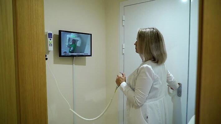 직업 엑스레이 건강 치과 병원 두명 치료 컴퓨터 약 3D 디지털 기계 진료 장비 환자 의사 광선 실험실 치아 서비스 치과의사 만들기 전자 돌봄 방사능 방사선 스캐너 스캔 MOV 해외동영상 클립영상 의학 모션 실험 사람 전자제품 의료진 소화기관 디지털합성 동영상 파일형식