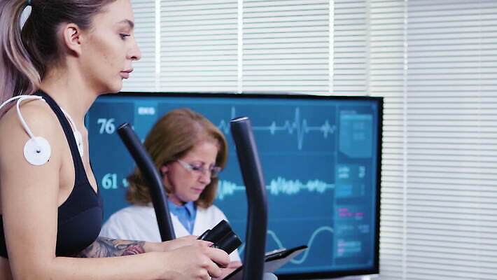 직업 과학 건강 병원 여러명 운동복 컴퓨터 달리기 운동 약 건강관리 스크린 모니터 장비 에너지 센터 실험실 연습 측정 시설 하이테크 달리기선수 4K MOV 해외동영상 클립영상 옷 다수 의학 모션 기술 실험 관리 사람 전자제품 육상선수 동영상 파일형식