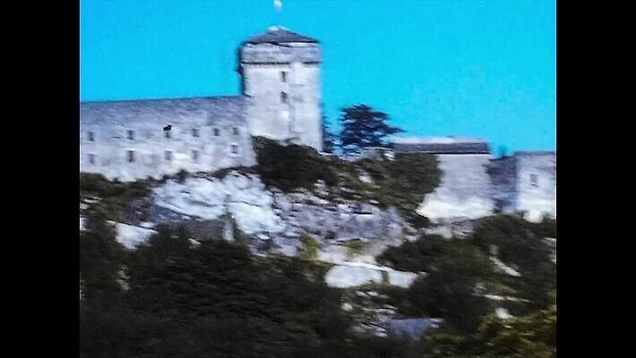 주간 외관 십자가 뼈 미술 사람없음 야외 조각상 교회 프랑스 수확 골동품 도시 거친 역사 클래식 도서관 큼 필름 영화 향수 문서 복고 영사기 동영상 통과 천연기념물 단검 구식 보관소 사당 순례 신앙심 아마추어 옛날 4K MP4 해외동영상 클립영상 자연요소 교육 유럽 무기 컨셉 농업 종교건축 문화예술 건물 조형물 화장품 검 크기 저장 파일형식